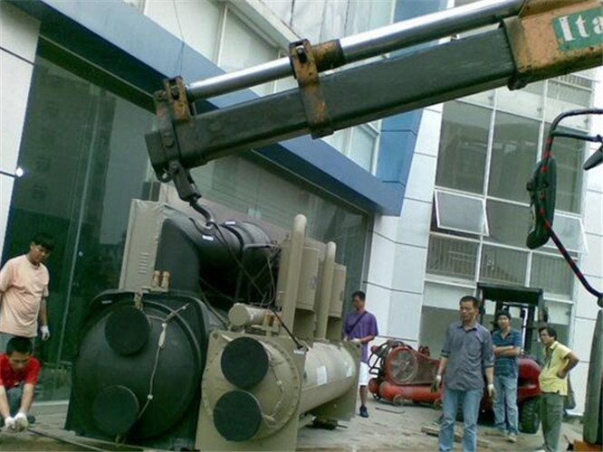 宜宾市随车吊和汽车吊的核心区别是什么？哪种更省钱？